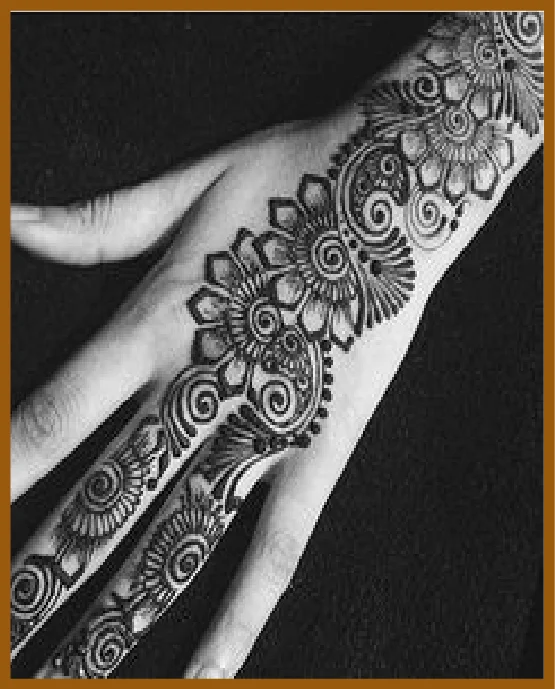 Aesthetic Arabic Style Back Mehndi With Vines